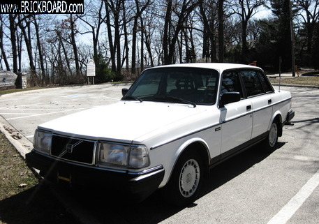 Volvo 200 -- white volvo 240